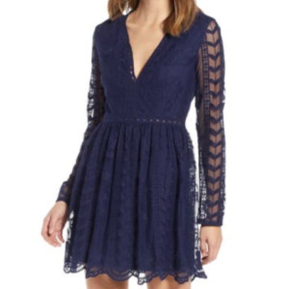 Socialite Long Sleeve V-Neck Lace Dress // Size Small